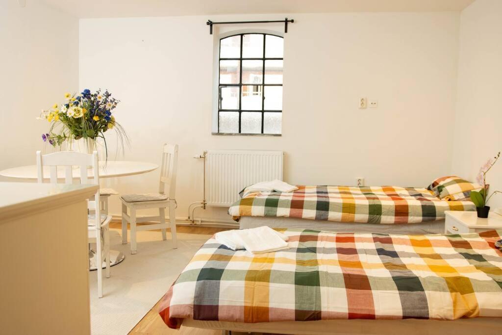 Historical Malt Factory Apartment, 6 Bedrooms, Sleeps 12 , Hot Tub Helsingborg Dış mekan fotoğraf