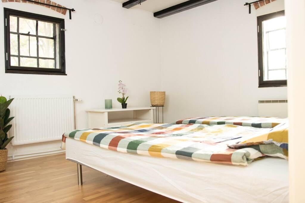Historical Malt Factory Apartment, 6 Bedrooms, Sleeps 12 , Hot Tub Helsingborg Dış mekan fotoğraf