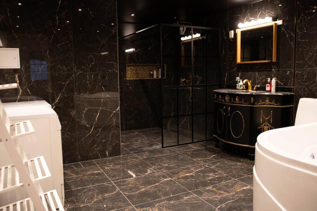 Historical Malt Factory Apartment, 6 Bedrooms, Sleeps 12 , Hot Tub Helsingborg Dış mekan fotoğraf