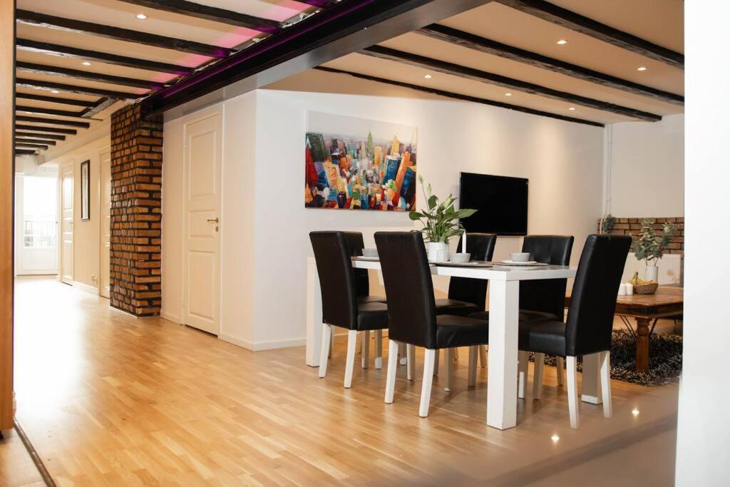 Historical Malt Factory Apartment, 6 Bedrooms, Sleeps 12 , Hot Tub Helsingborg Dış mekan fotoğraf