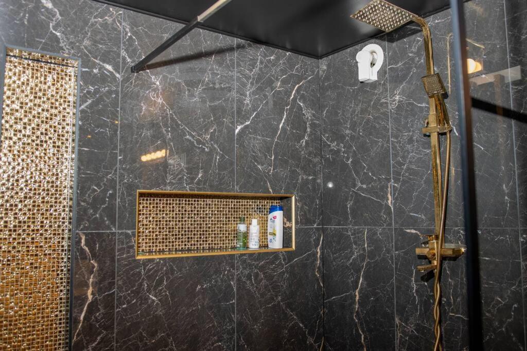 Historical Malt Factory Apartment, 6 Bedrooms, Sleeps 12 , Hot Tub Helsingborg Dış mekan fotoğraf