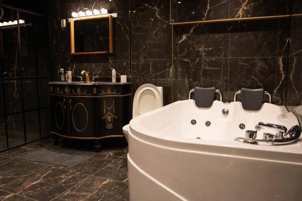 Historical Malt Factory Apartment, 6 Bedrooms, Sleeps 12 , Hot Tub Helsingborg Dış mekan fotoğraf