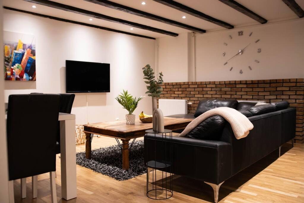 Historical Malt Factory Apartment, 6 Bedrooms, Sleeps 12 , Hot Tub Helsingborg Dış mekan fotoğraf