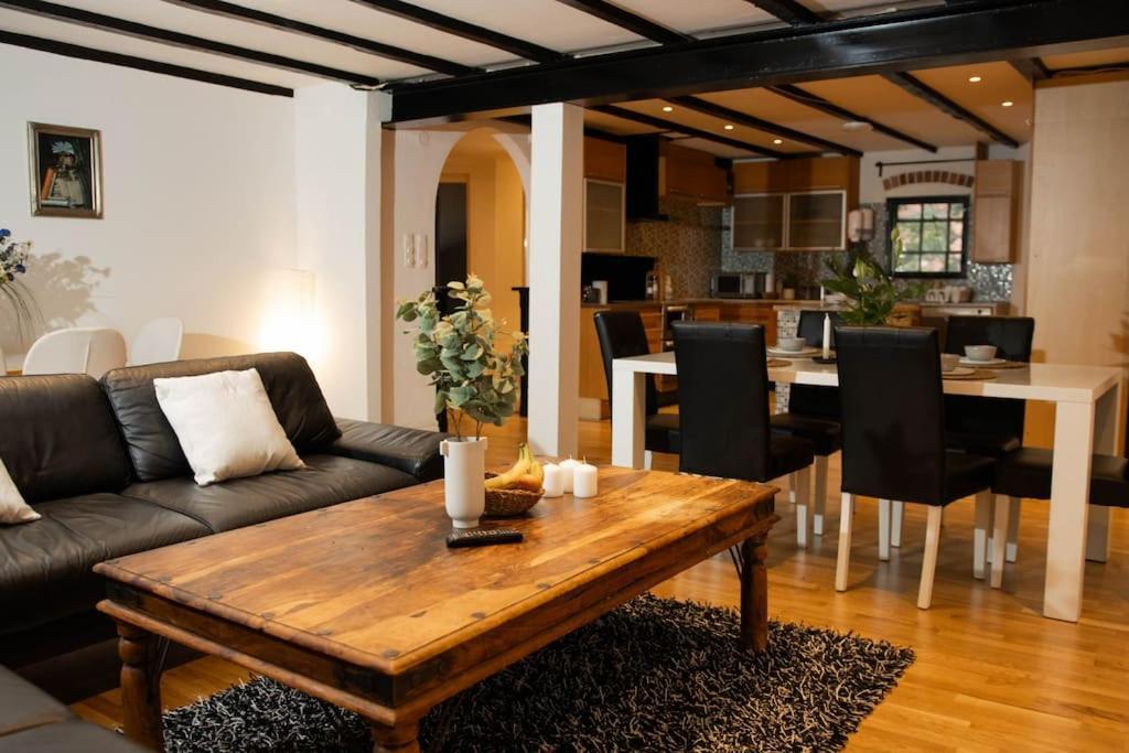 Historical Malt Factory Apartment, 6 Bedrooms, Sleeps 12 , Hot Tub Helsingborg Dış mekan fotoğraf