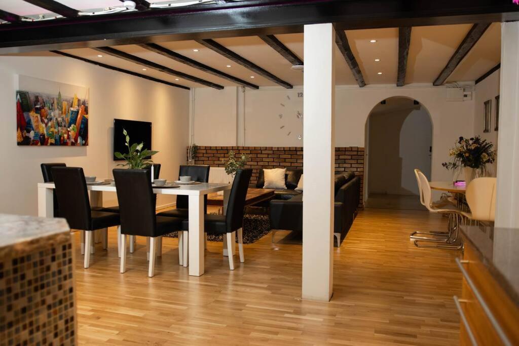 Historical Malt Factory Apartment, 6 Bedrooms, Sleeps 12 , Hot Tub Helsingborg Dış mekan fotoğraf